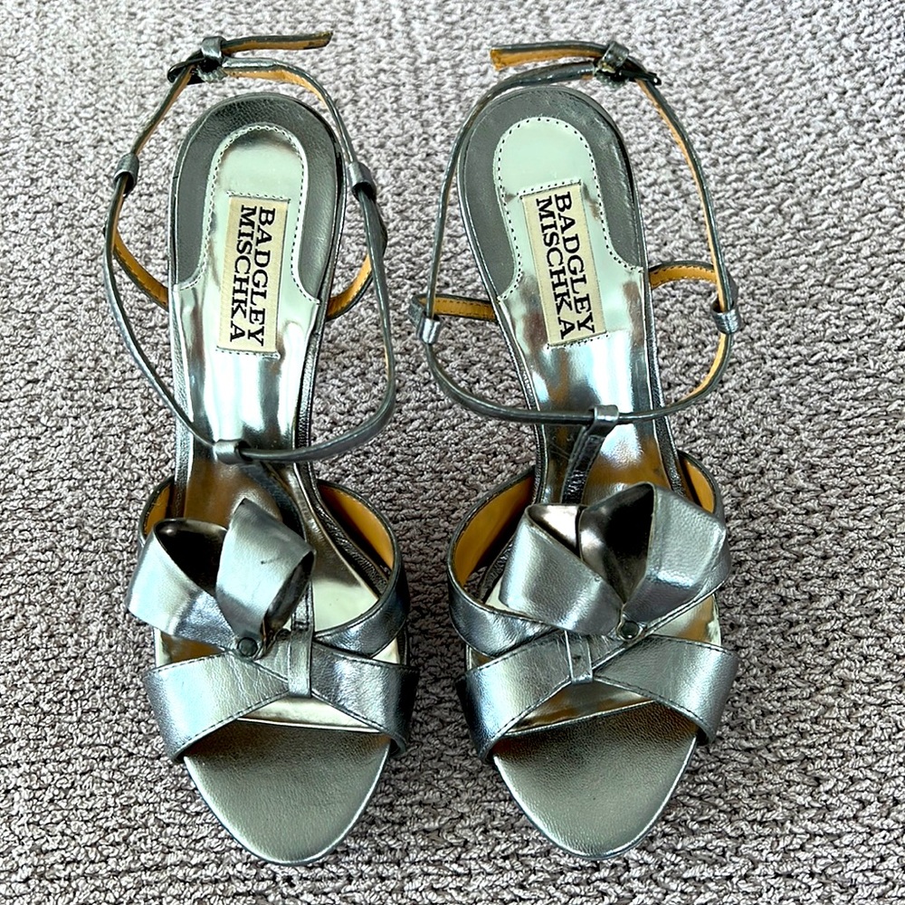 Badgley Mischka Silver T Strap Bow Sandals